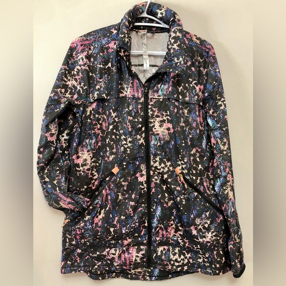 Lululemon Light Jacket in Floral Backdrop Black Multi Size 8